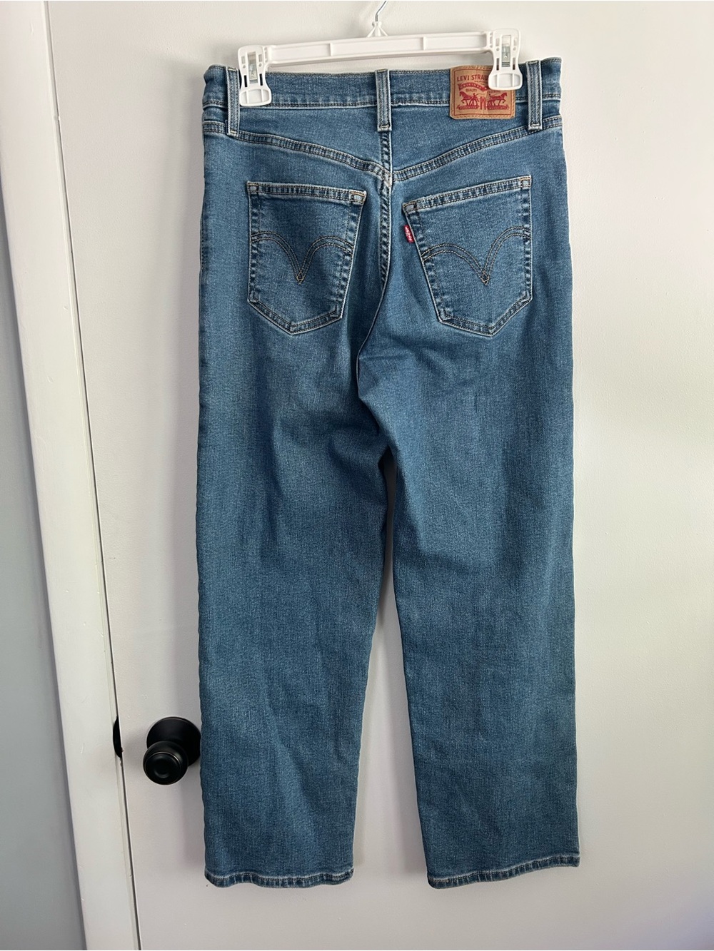 Levi's Straight Leg Women's Jeans in Medium Blue Wash - Picture 5 of 6